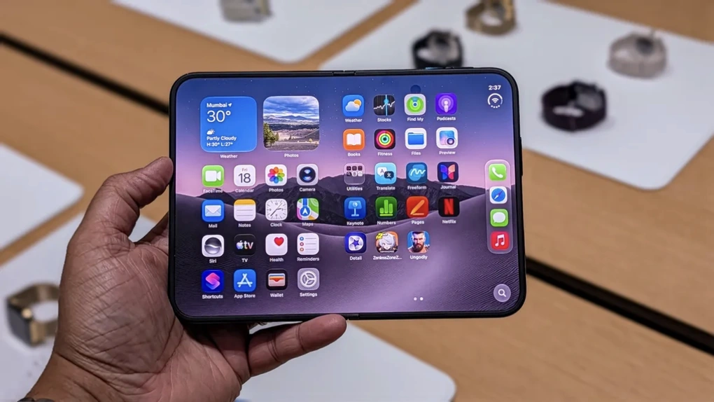 iPhone Duo 2026 mở màn hình gập lớn hiển thị giao diện iOS